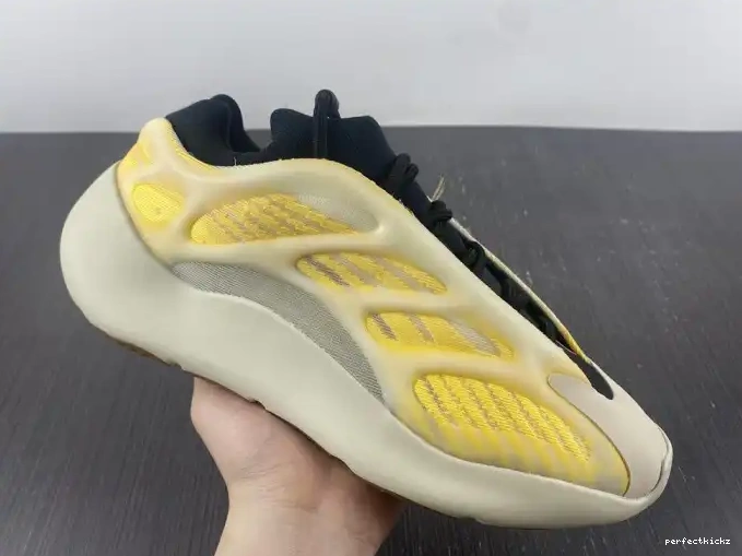 V3 Mono 700 HP5425 Yeezy Adidas Safflower 0612